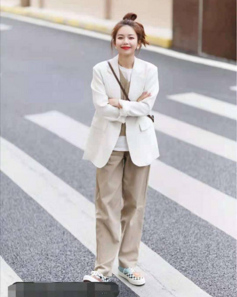 卡其色裤子配什么颜色上衣好看