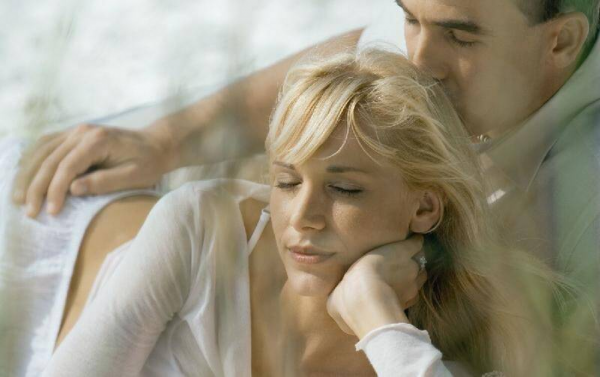 男生看到暗恋女生不敢打招呼