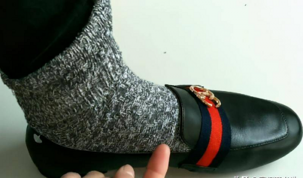 鞋后跟磨脚的小妙招