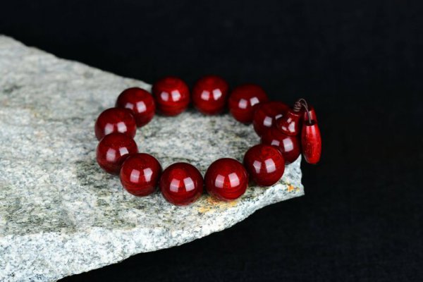 一二百块的小叶紫檀是真的吗