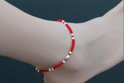 女生脚踝系红绳什么意思 女生脚踝系红绳代表什么含义