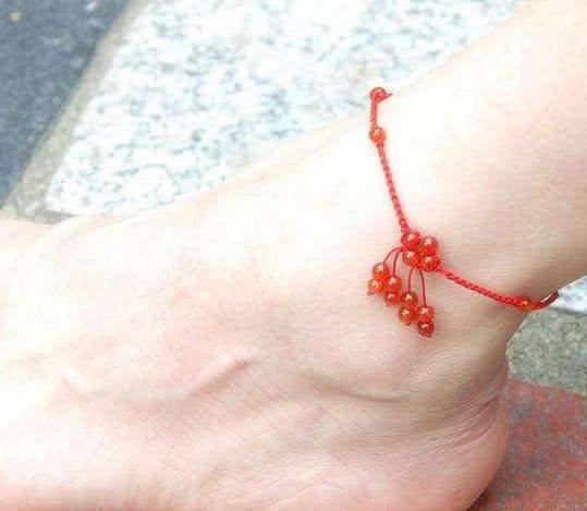 女生脚踝系红绳什么意思