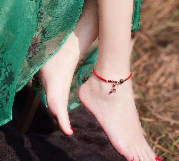 女生脚踝系红绳什么意思