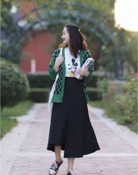 黑色纱裙配什么上衣好看