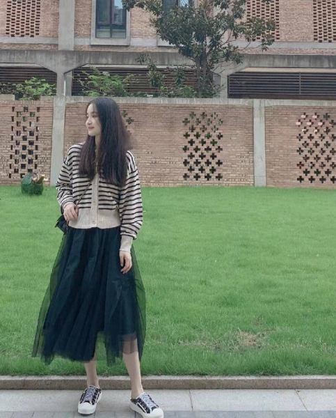 黑色纱裙配什么上衣好看