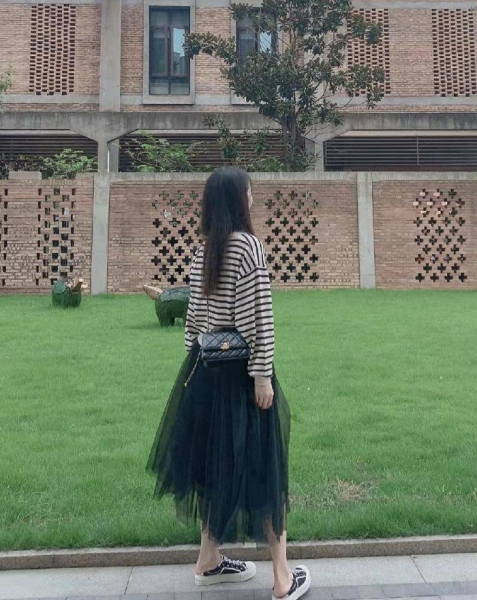 黑色纱裙配什么上衣好看