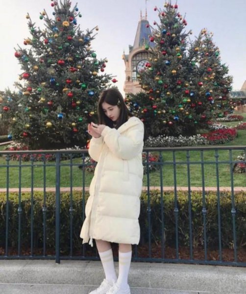 短款卫衣下身怎么搭配好看