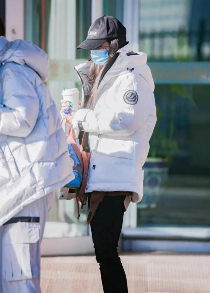 短款卫衣下身怎么搭配好看