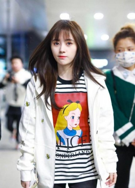 短款卫衣下身怎么搭配好看