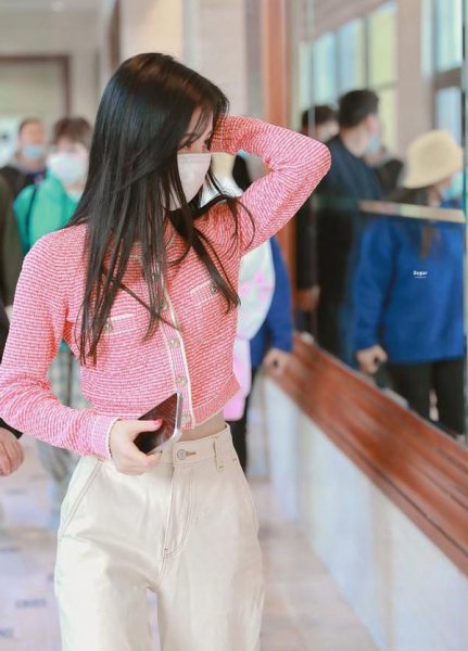 短款卫衣下身怎么搭配好看