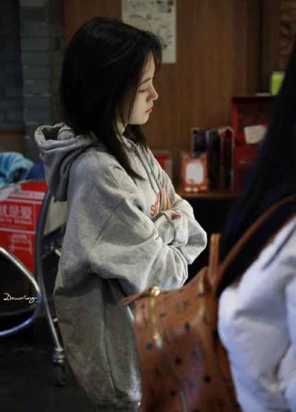 短款卫衣下身怎么搭配好看