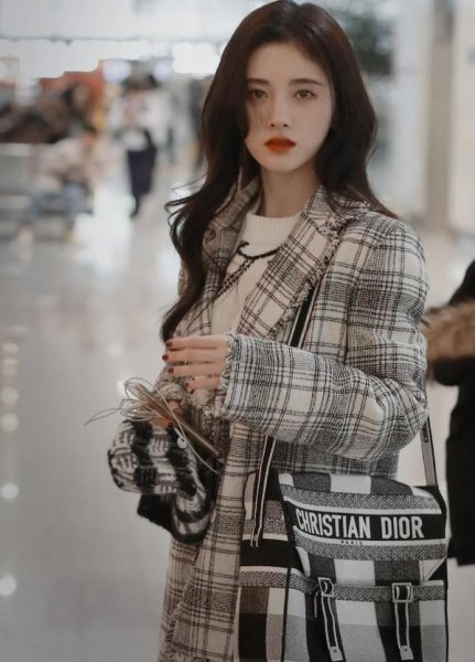 短款卫衣下身怎么搭配好看