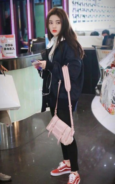 短款卫衣下身怎么搭配好看