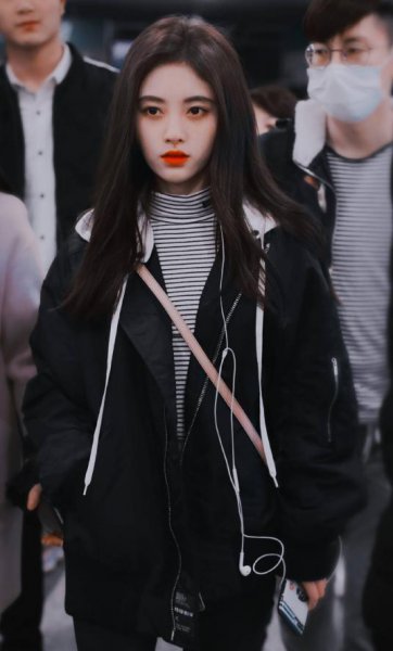 短款卫衣下身怎么搭配好看