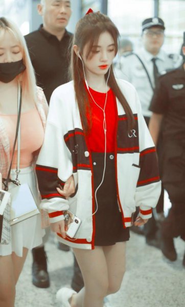 短款卫衣下身怎么搭配好看