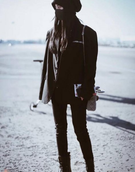 短款卫衣下身怎么搭配好看