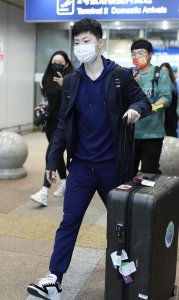 蓝色卫衣配什么裤子好看 男生蓝色卫衣搭配裤子技巧