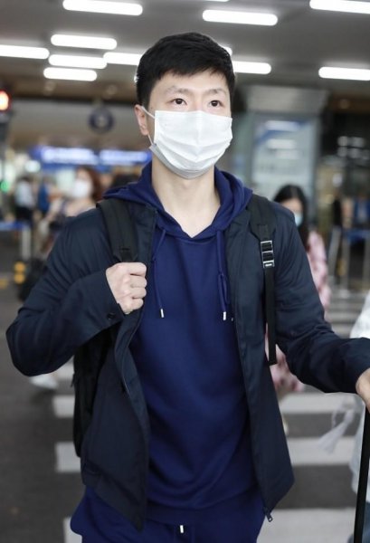 蓝色卫衣配什么裤子好看