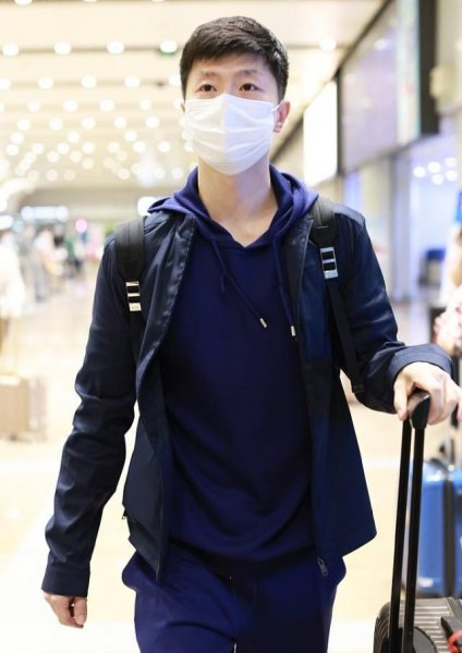 蓝色卫衣配什么裤子好看