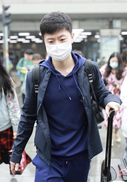 蓝色卫衣配什么裤子好看