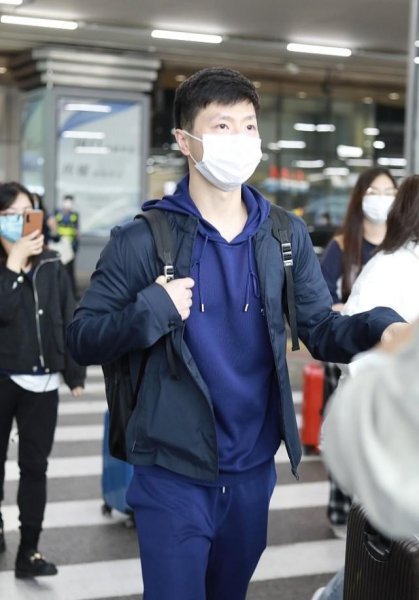 蓝色卫衣配什么裤子好看