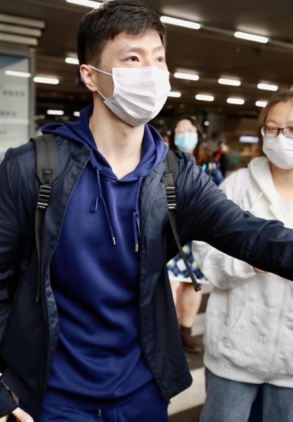 蓝色卫衣配什么裤子好看