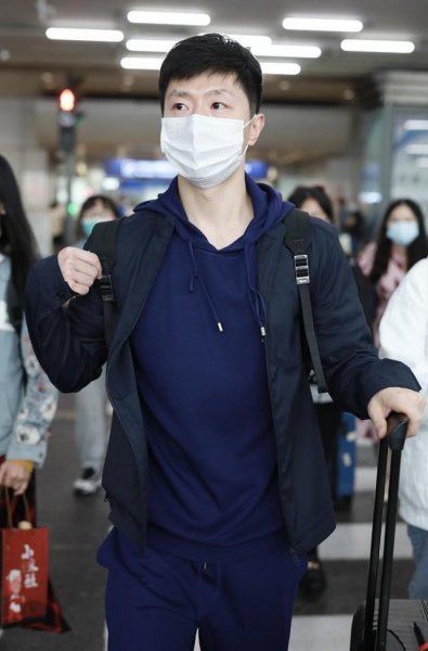 蓝色卫衣配什么裤子好看