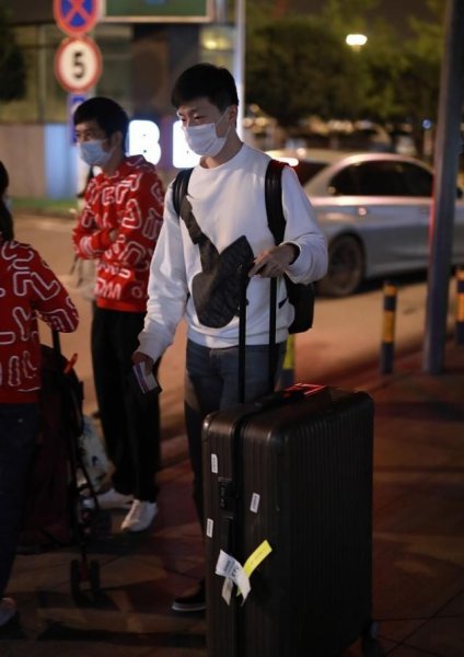 蓝色卫衣配什么裤子好看