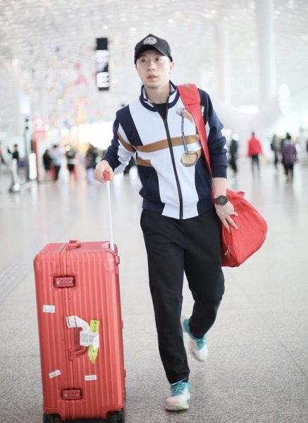 蓝色卫衣配什么裤子好看