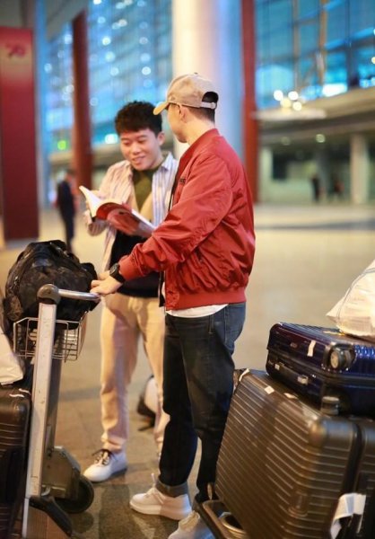 蓝色卫衣配什么裤子好看