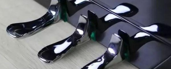 钢琴下面三个踏板的作用