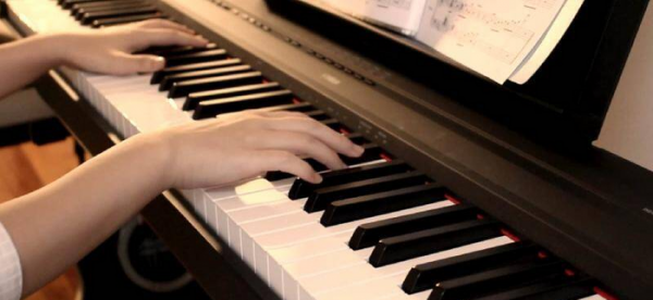 钢琴下面三个踏板的作用