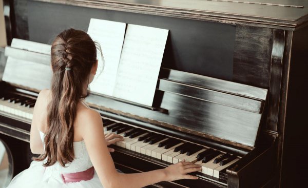 钢琴下面三个踏板的作用