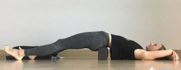 10个趴着的瑜伽动作