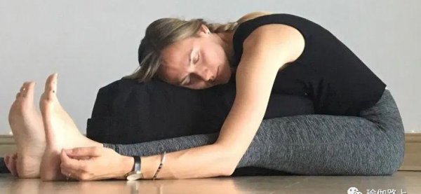 10个趴着的瑜伽动作