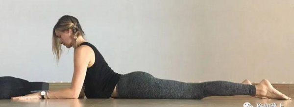 10个趴着的瑜伽动作