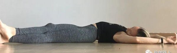 10个趴着的瑜伽动作