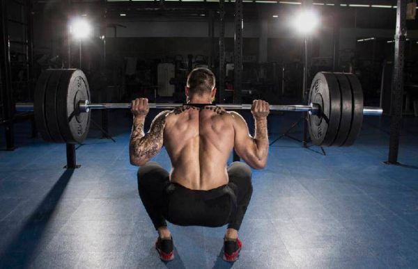 每天深蹲200个一个月后