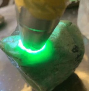 怎么判断翡翠是内裂还是纹 区分翡翠手镯内部是纹还是裂