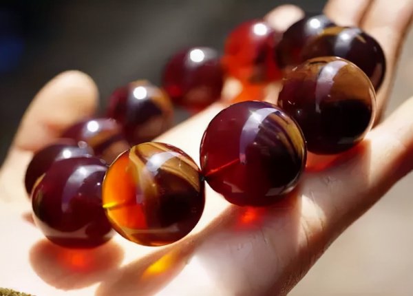 血珀手串的功效与作用