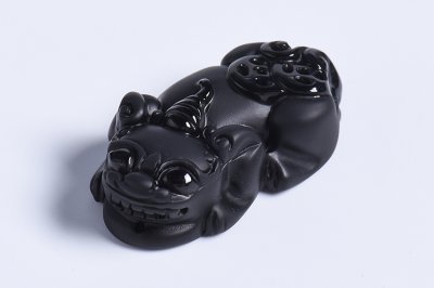 黑曜石的功效与作用佩戴禁忌 黑曜石佩戴有什么讲究