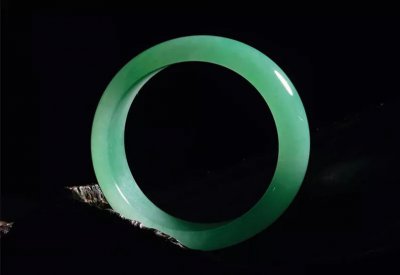 女人戴黑曜石好还是玉好 女人佩戴黑曜石有什么好处