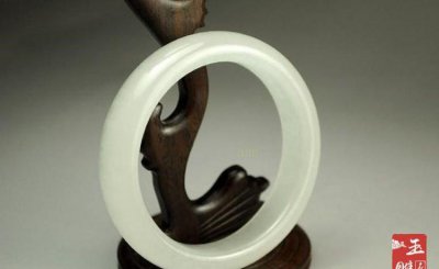 蓝田玉手镯值钱吗 蓝田玉手镯价格及收藏价值