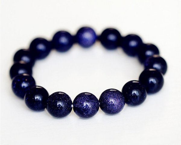 女生佩戴蓝砂石的禁忌