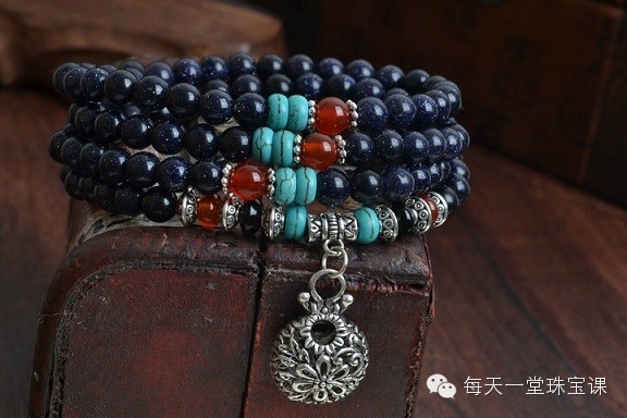 女生佩戴蓝砂石的禁忌