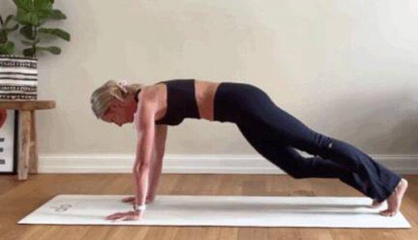 瑜伽平板支撑的正确做法