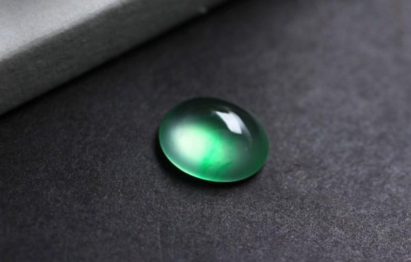 假翡翠的荧光反应是什么样的