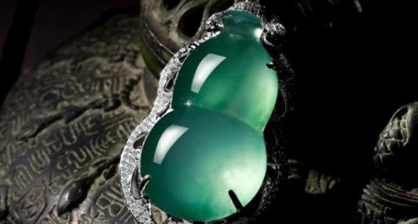 假翡翠的荧光反应是什么样的