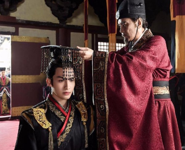 秦始皇的父亲叫什么名字