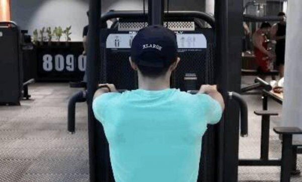 健身练肩最好的三个动作